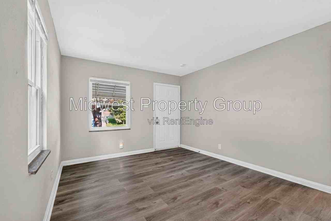 1237 Fairview Ave - Photo 4 of 17