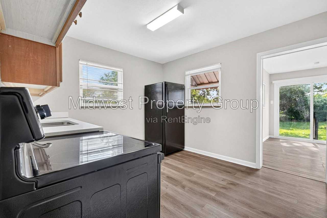 1237 Fairview Ave - Photo 6 of 17