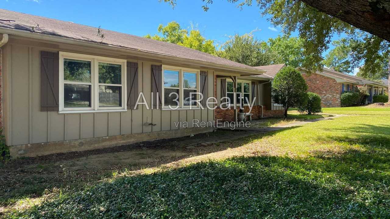3012 Lansdowne Dr - Photo 4 of 32
