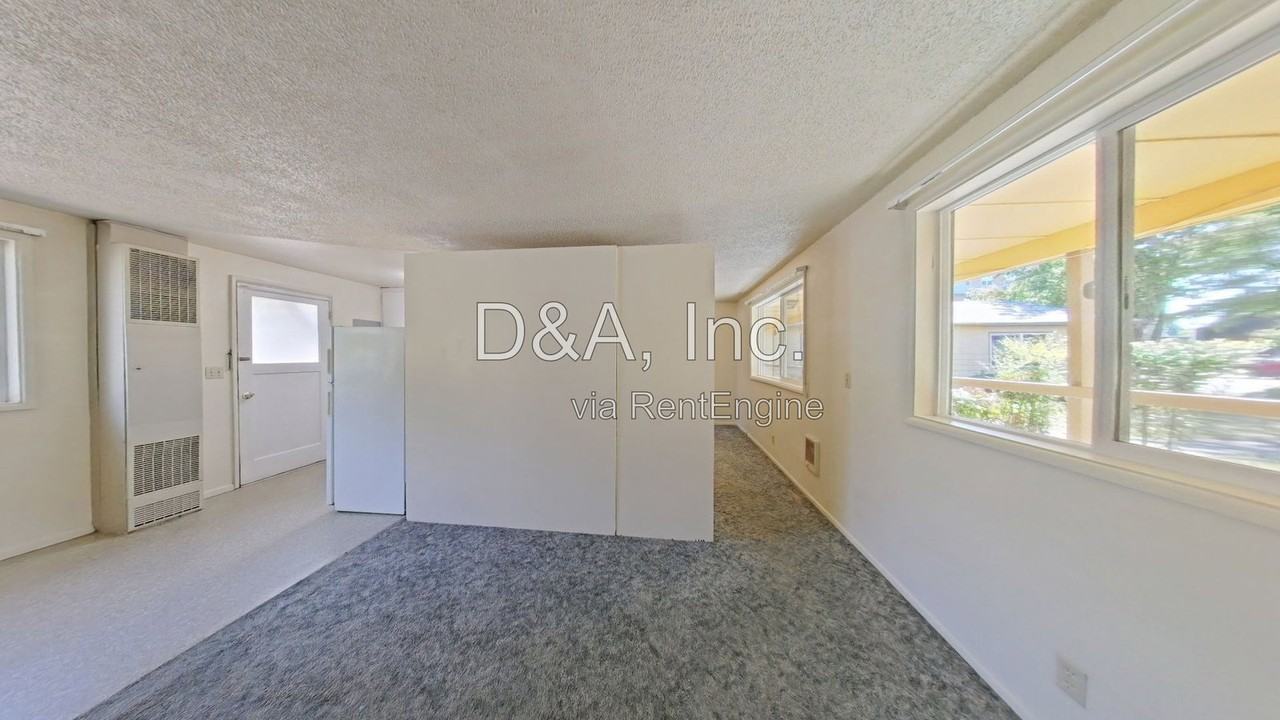 429 Sw 9th St - Photo 3 of 8