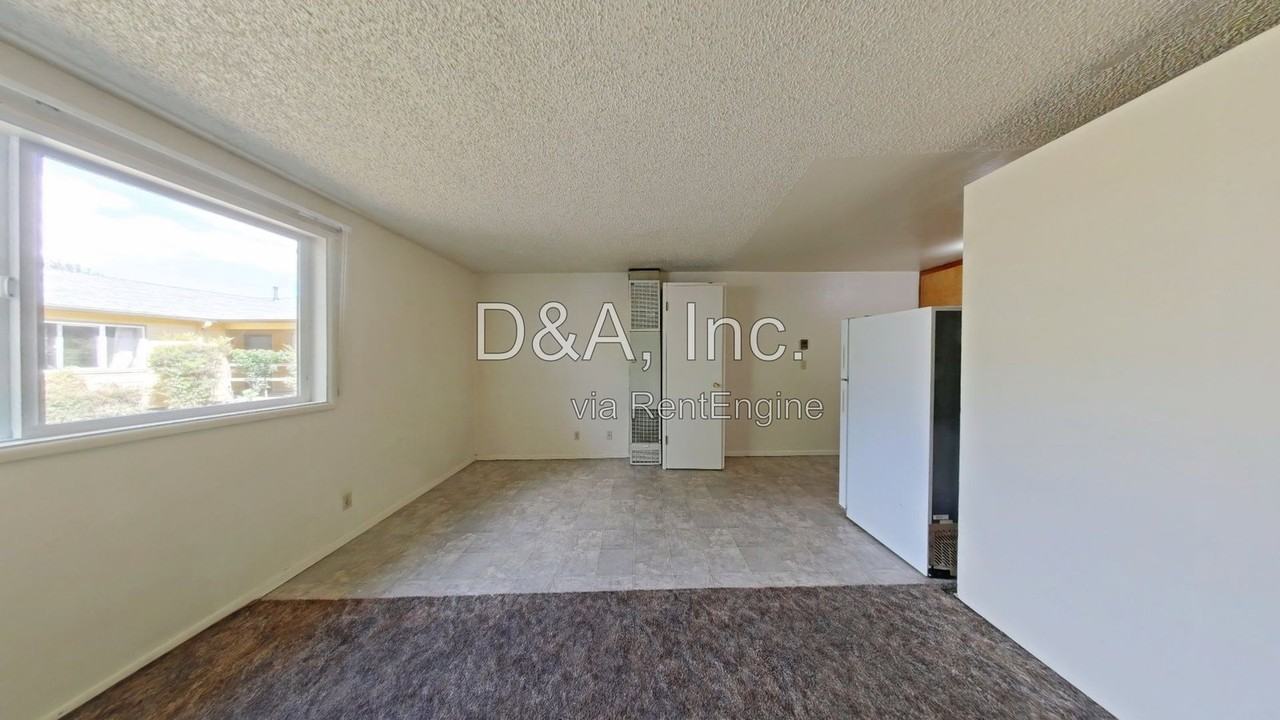 437 Sw 9th St - Photo 2 of 8