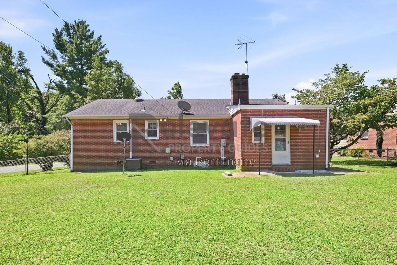 2212 Drummond Dr - Photo 2 of 17
