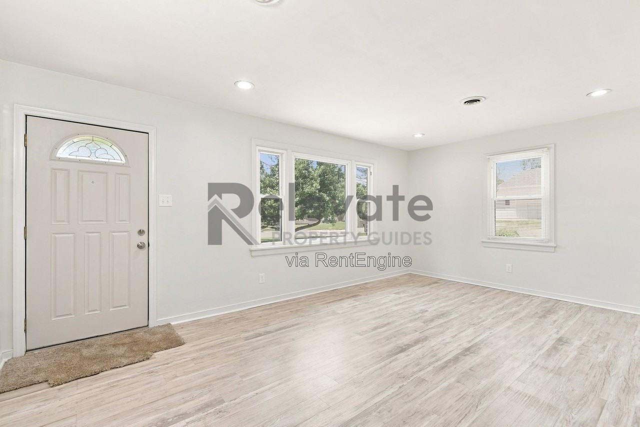 2212 Drummond Dr - Photo 3 of 17