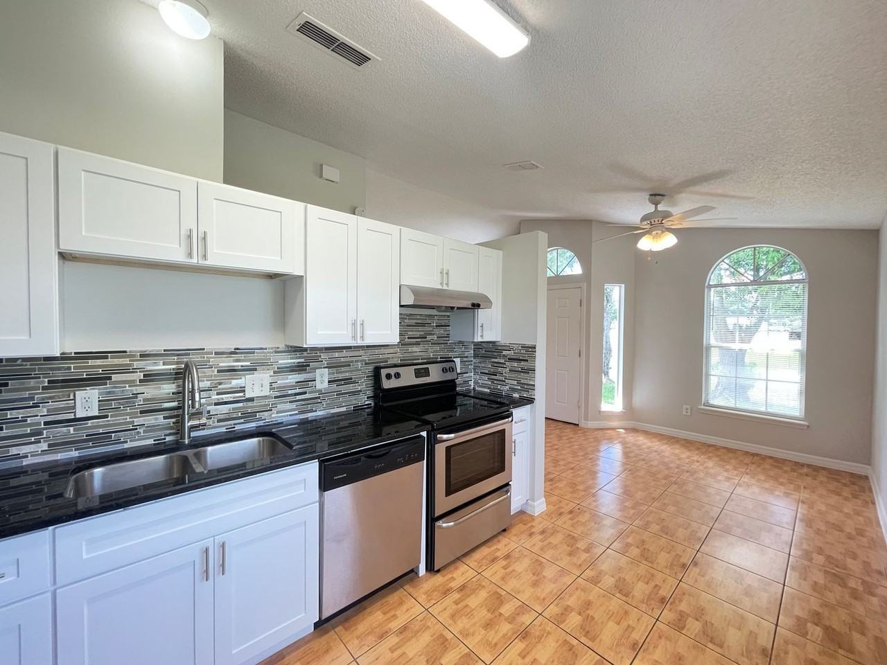 313 San Gabriel St - Photo 2 of 26