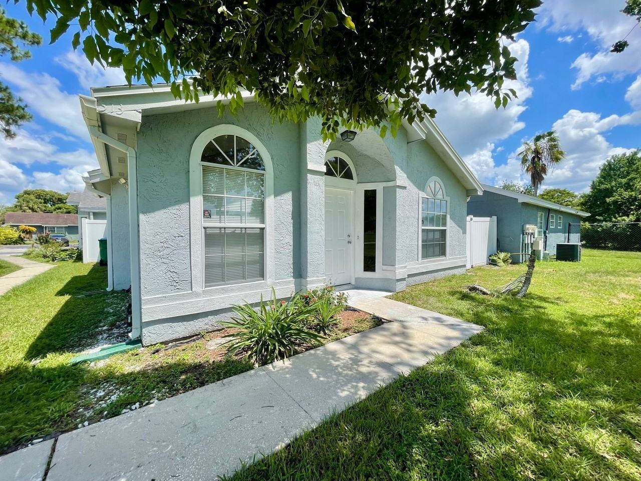 313 San Gabriel St - Photo 3 of 26