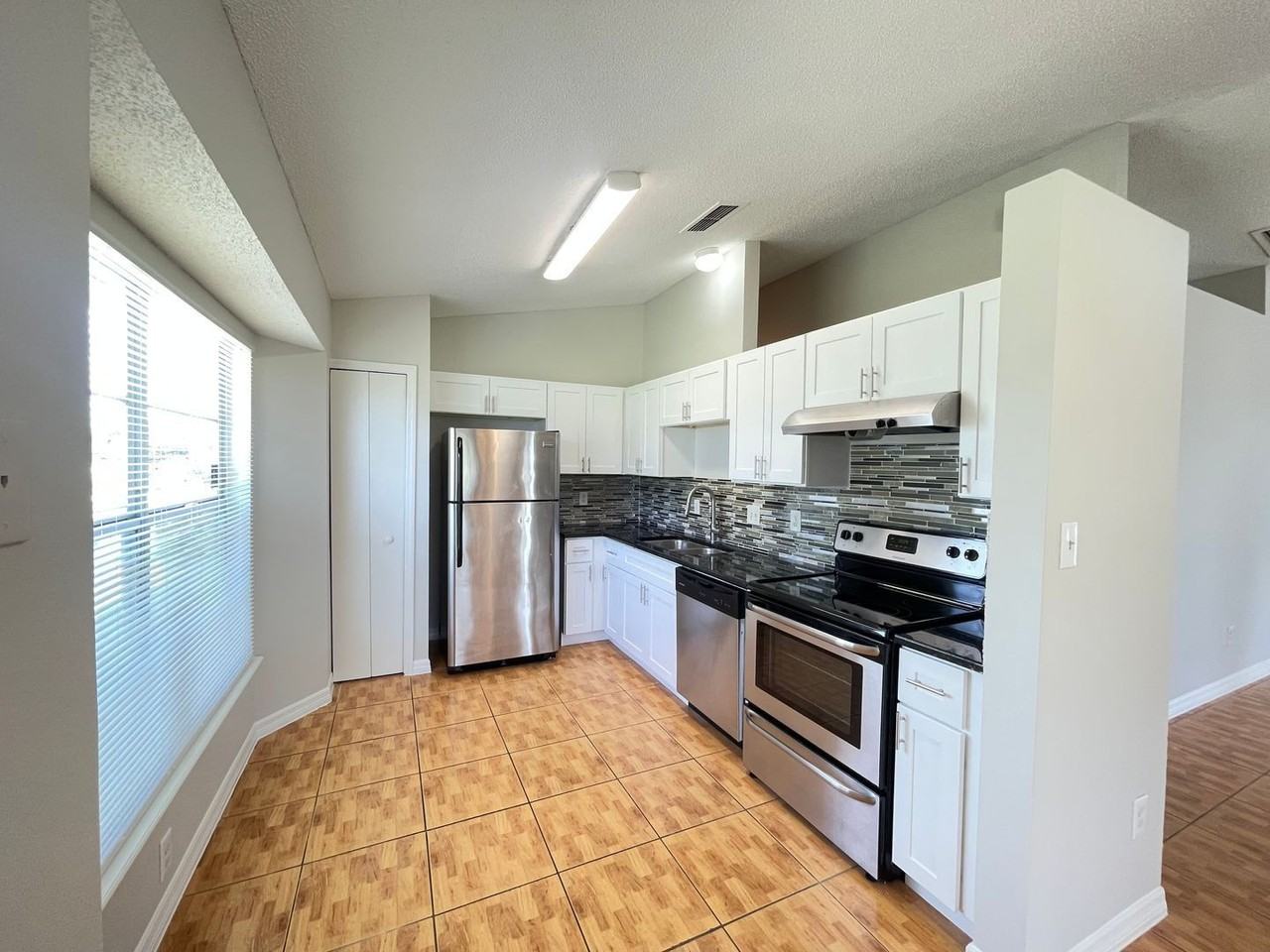313 San Gabriel St - Photo 4 of 26
