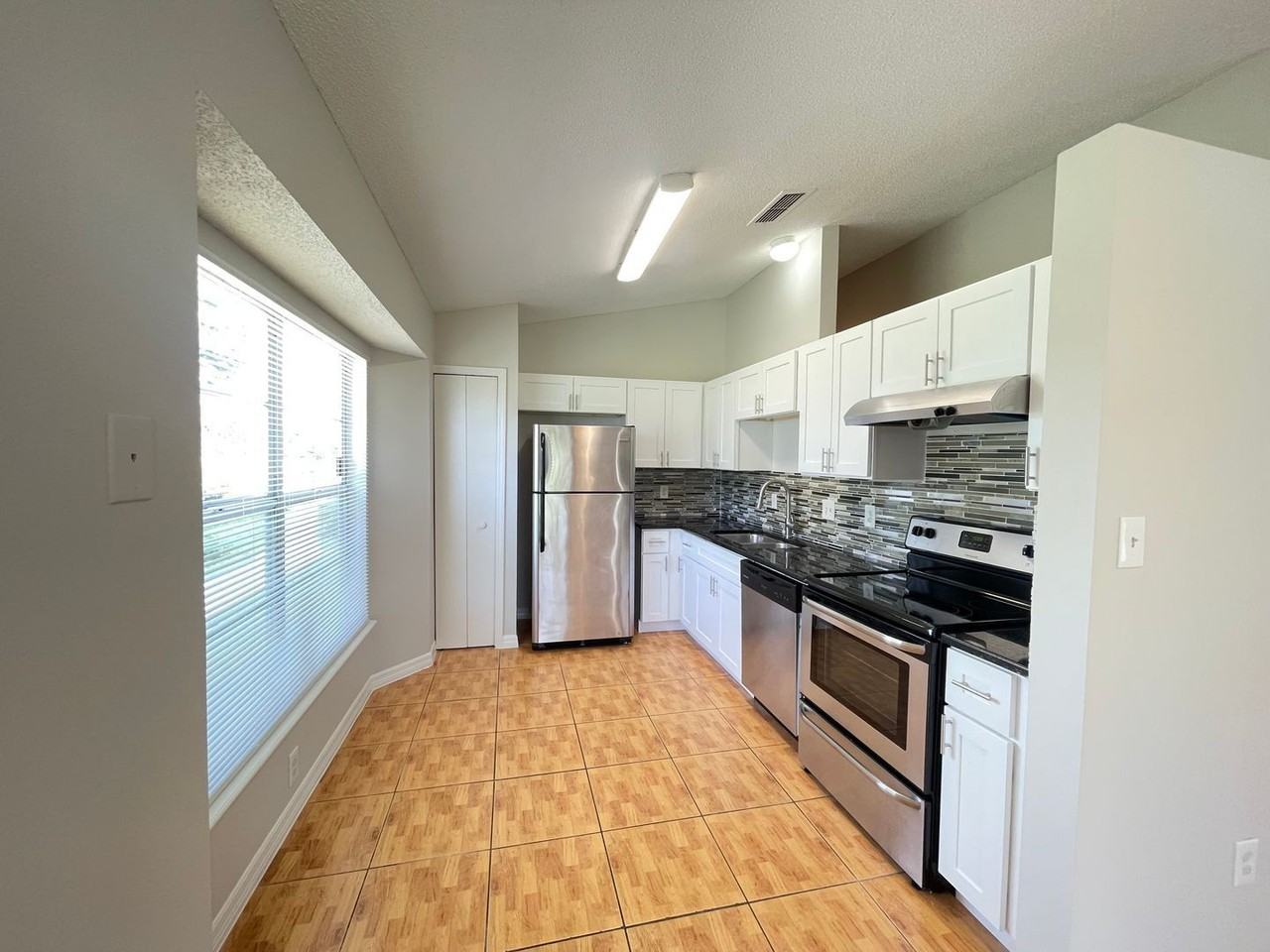 313 San Gabriel St - Photo 5 of 26