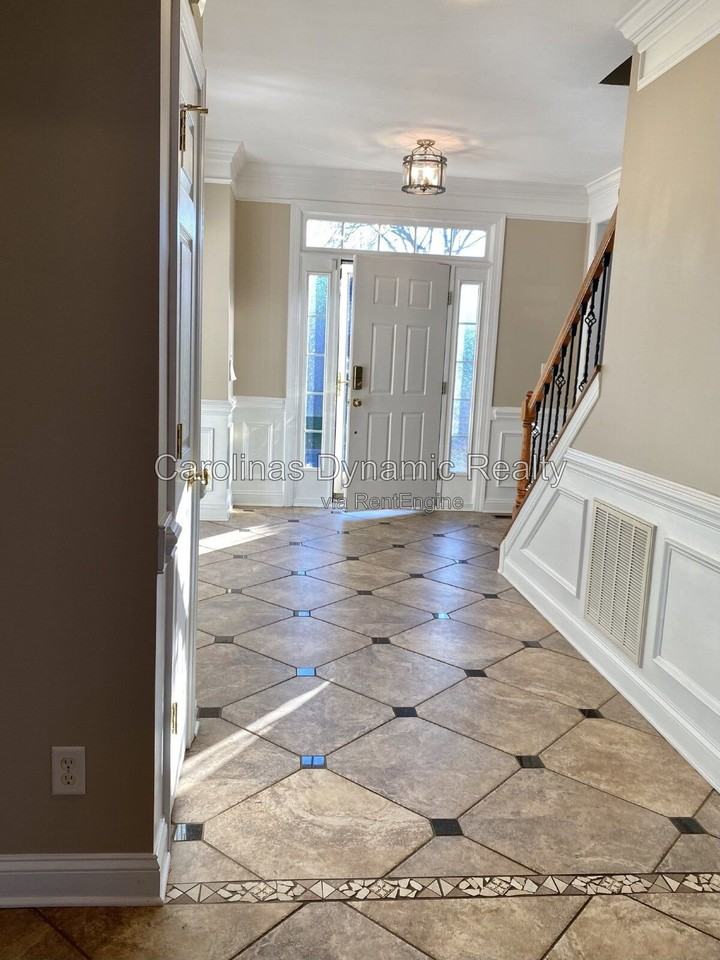 605 Queenswater Ln - Photo 3 of 50