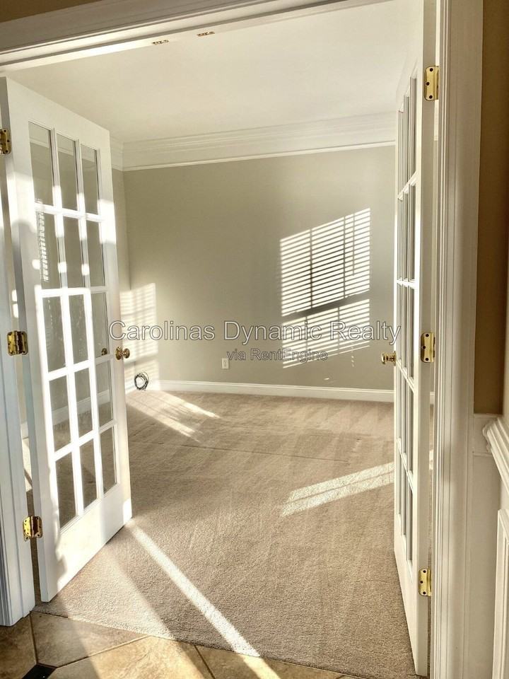 605 Queenswater Ln - Photo 4 of 50