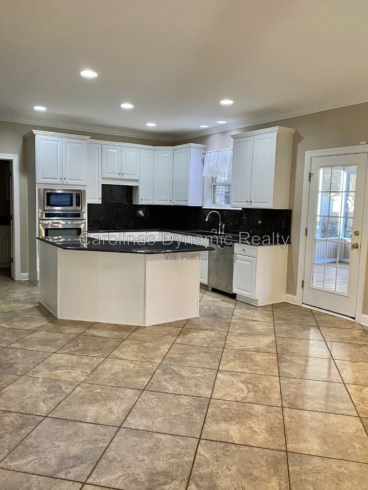 605 Queenswater Ln - Photo 5 of 50