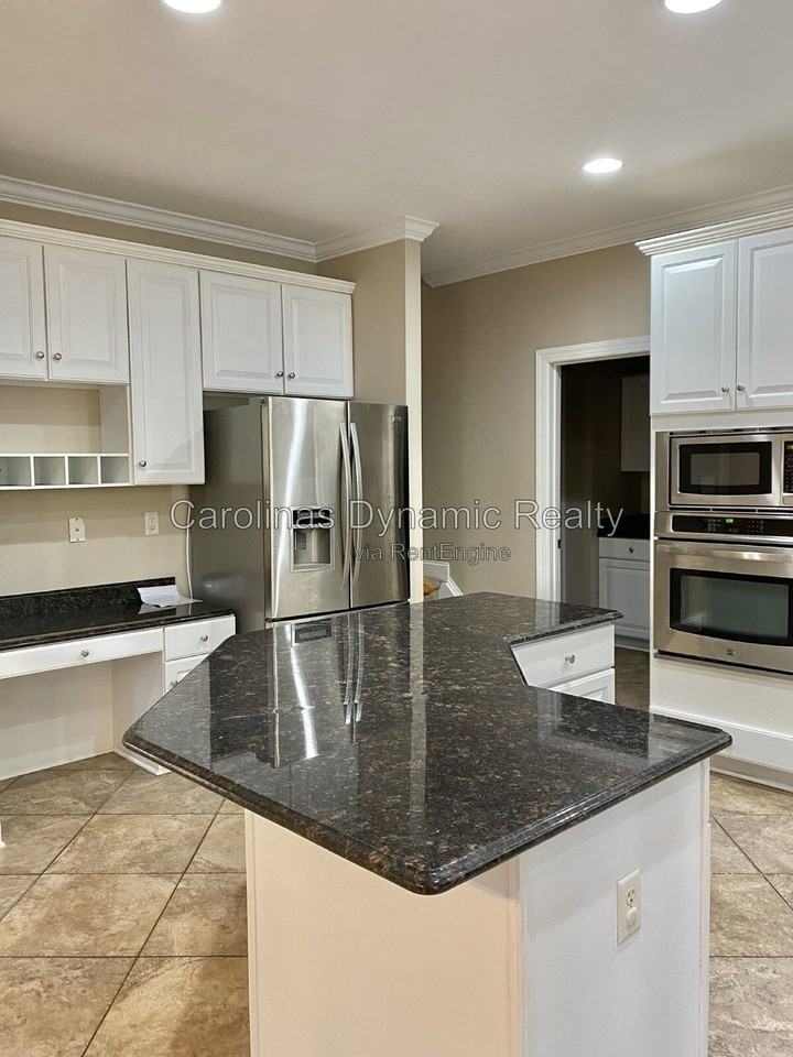 605 Queenswater Ln - Photo 7 of 50