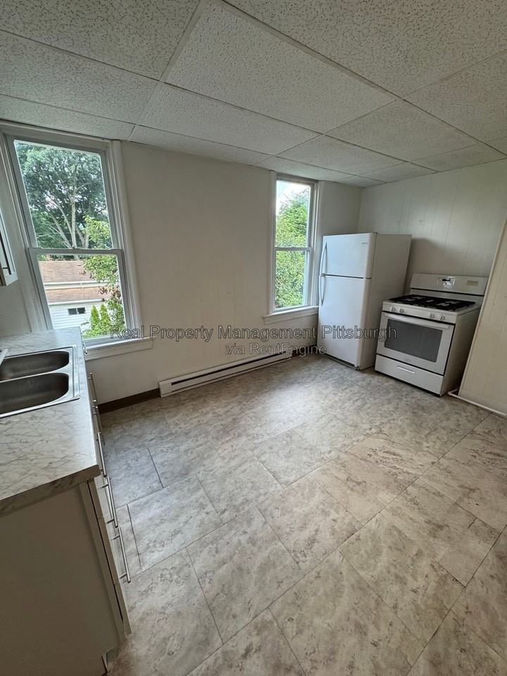 671 5th St - Photo 2 of 10