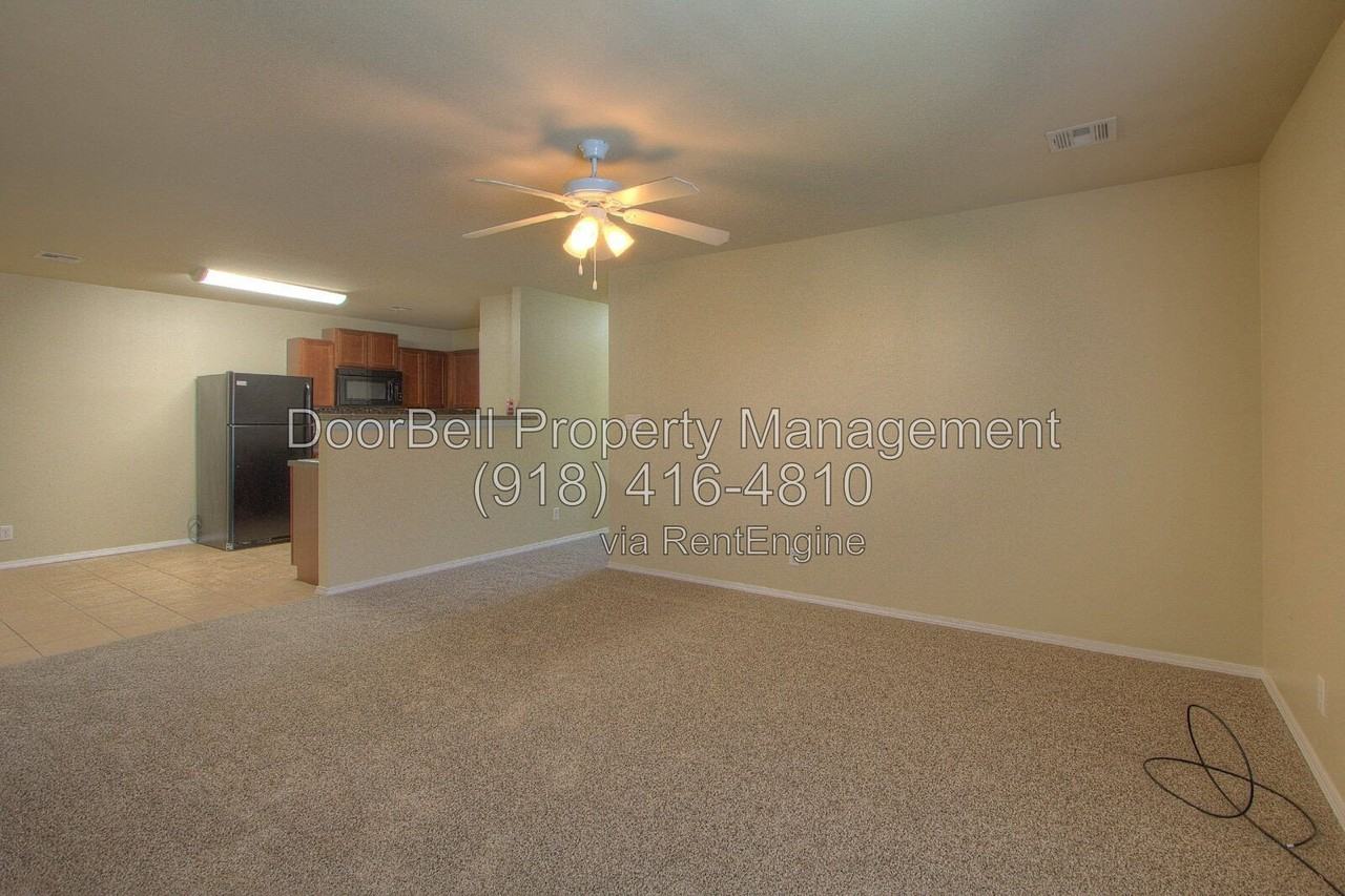 5807 N 34th St - Photo 4 of 23