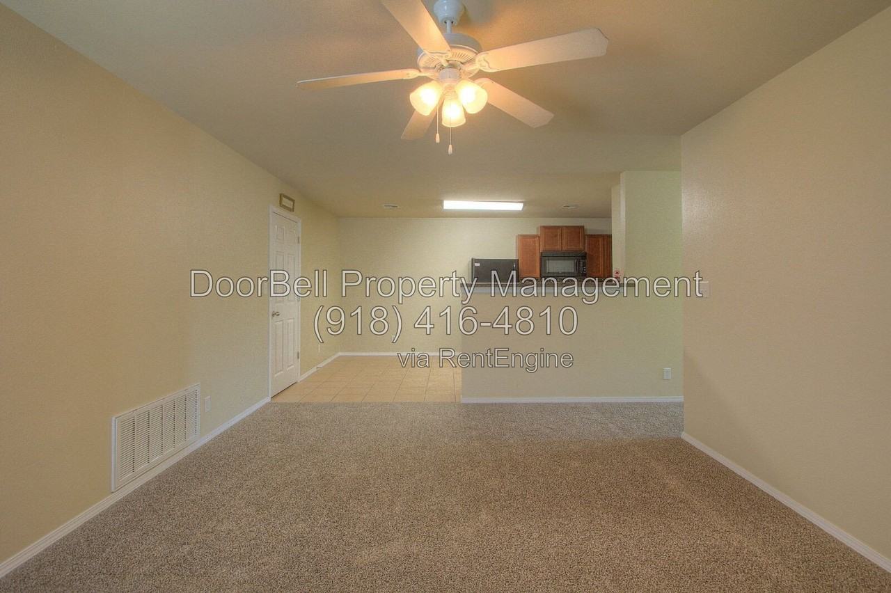 5807 N 34th St - Photo 5 of 23