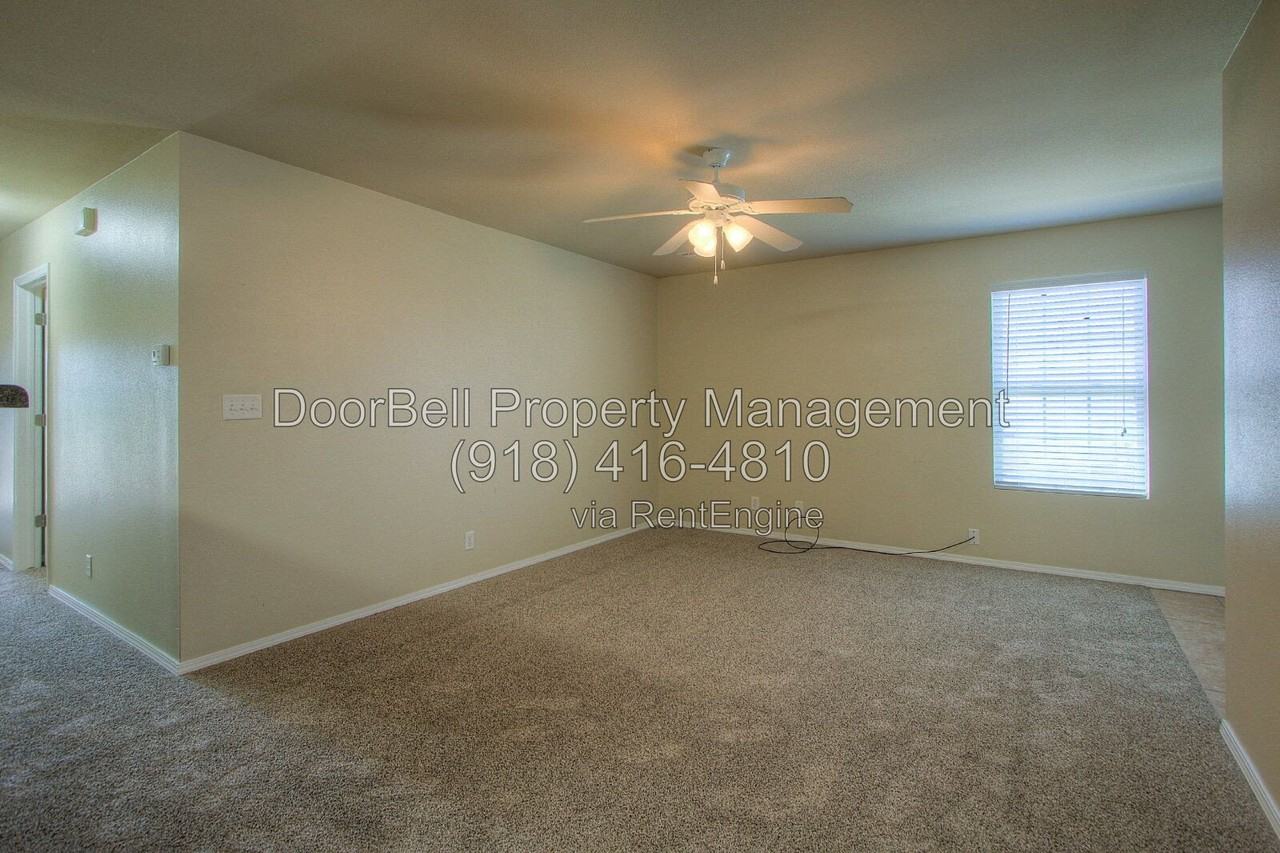 5807 N 34th St - Photo 6 of 23