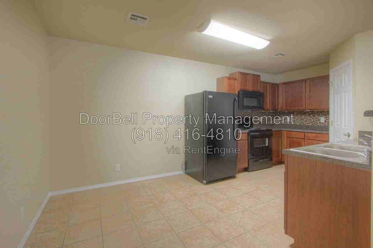 5807 N 34th St - Photo 7 of 23