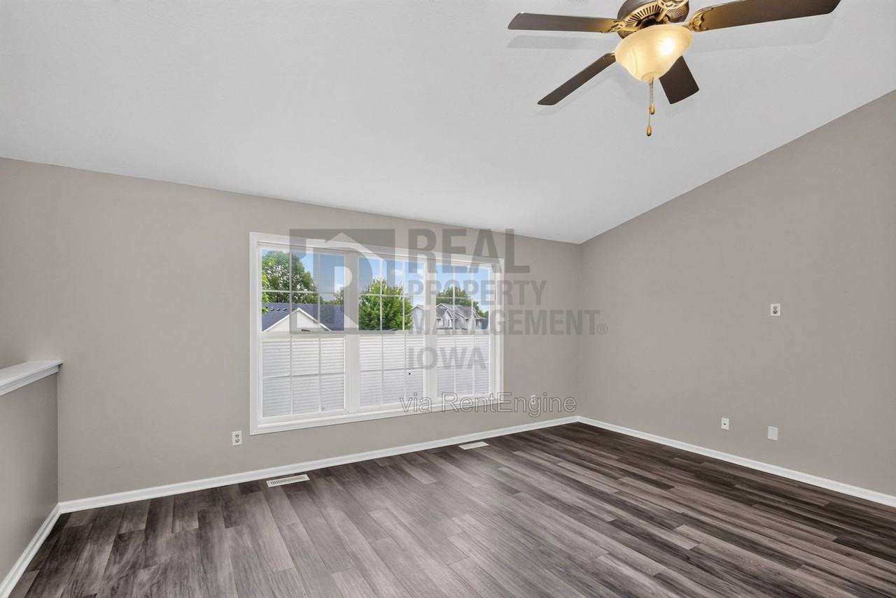 1229 E 18th St - Photo 4 of 34