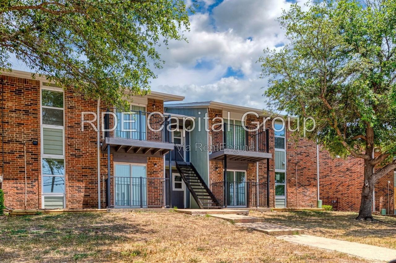 8045 W Elizabeth Ln #222 - Photo 2 of 19