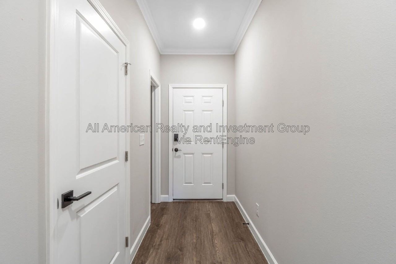 1817 Stable Ln - Photo 2 of 27