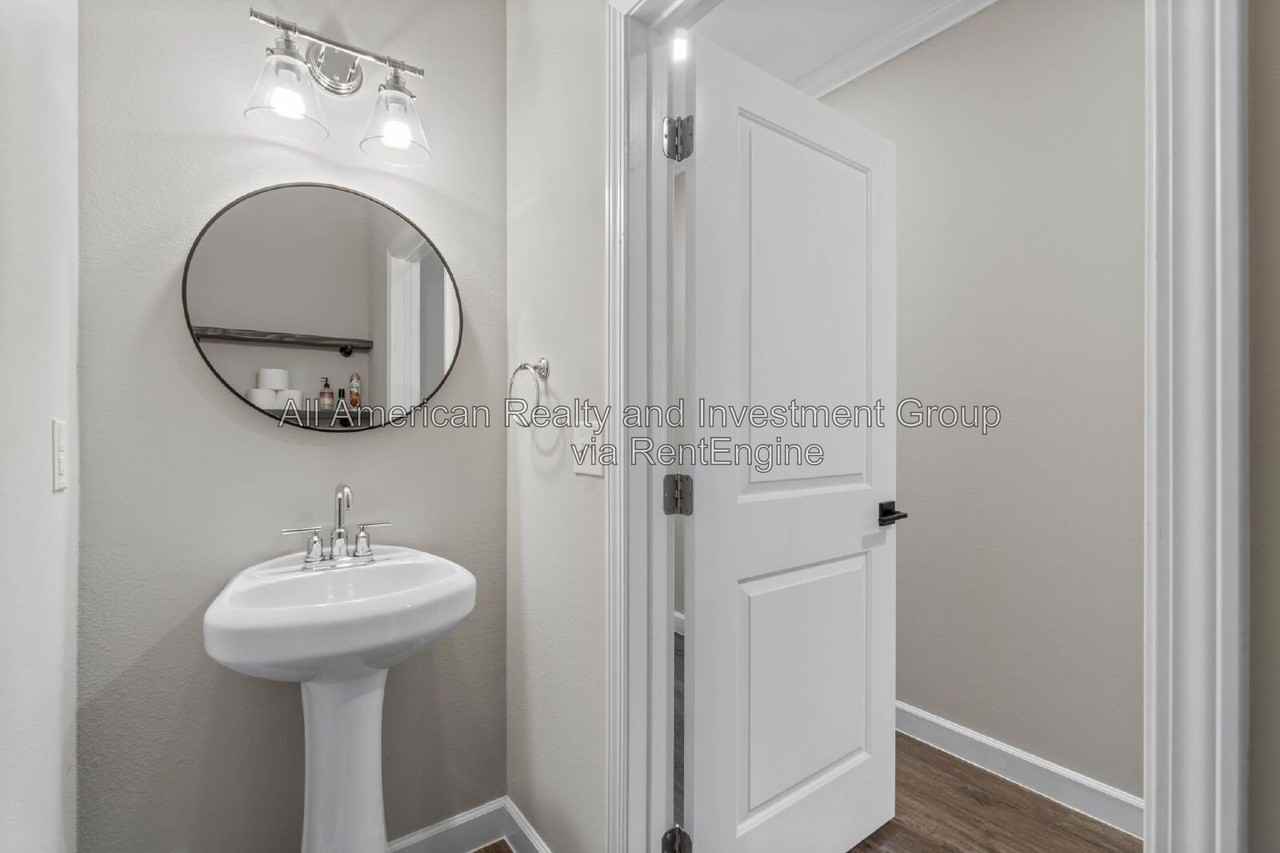 1817 Stable Ln - Photo 4 of 27