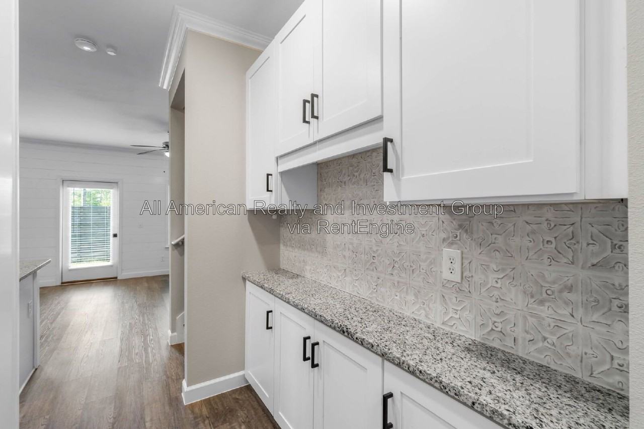 1817 Stable Ln - Photo 5 of 27
