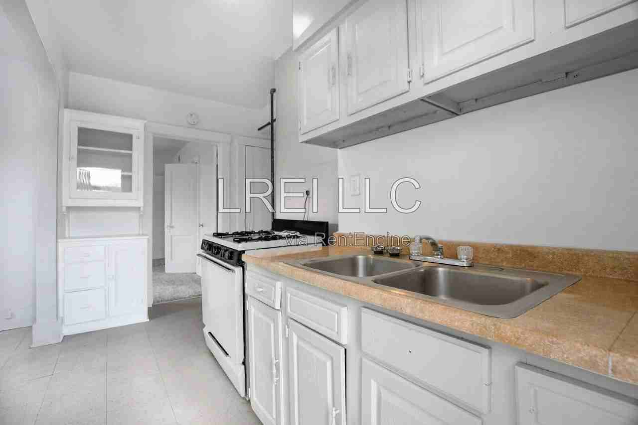 615 S 38th St #2 - Photo 3 of 11