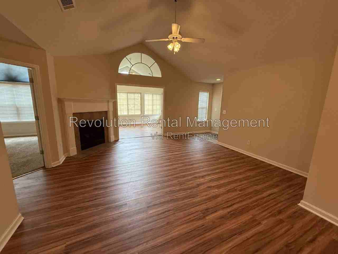 302 Gladstone Dr - Photo 2 of 10