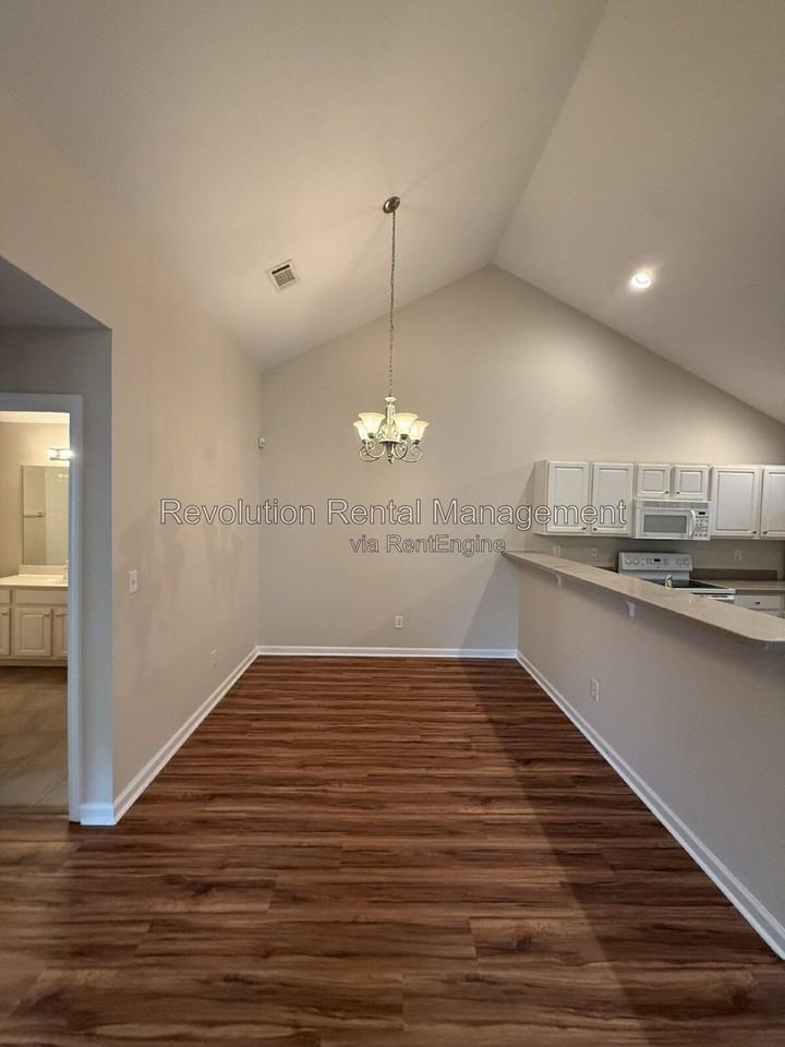 302 Gladstone Dr - Photo 3 of 10