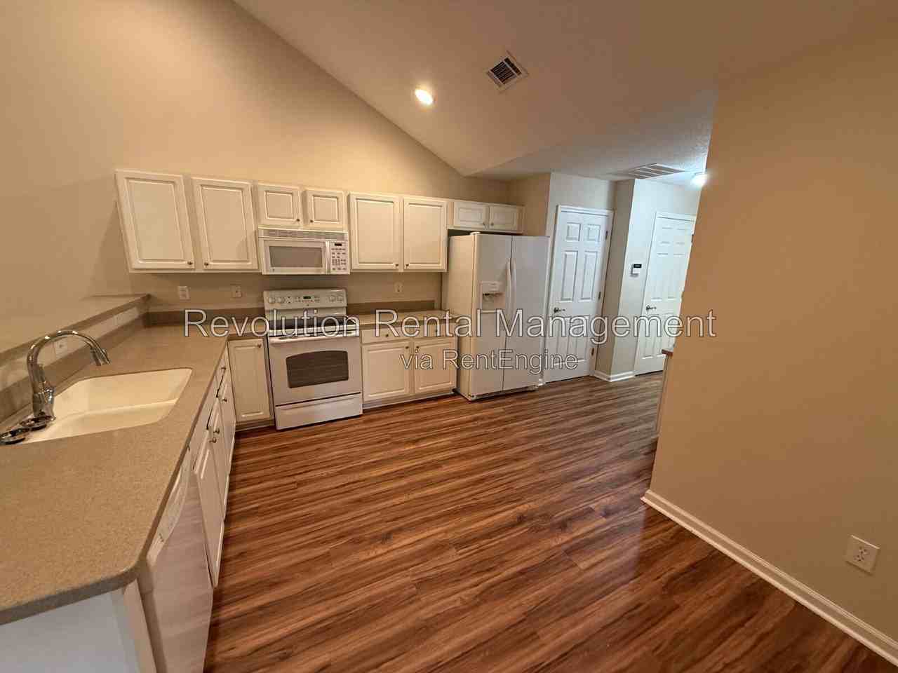 302 Gladstone Dr - Photo 4 of 10