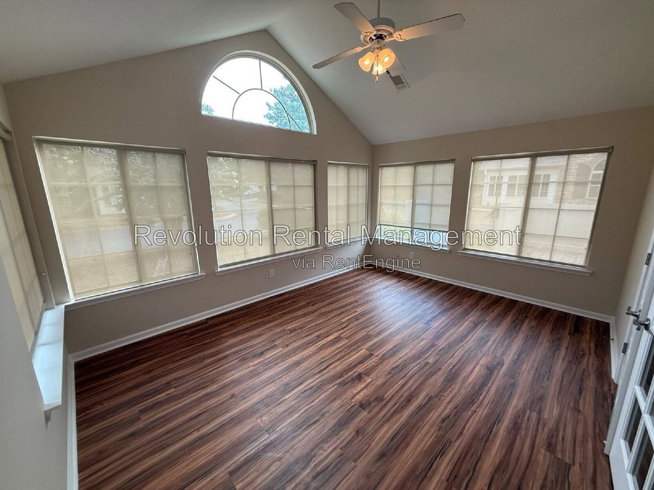 302 Gladstone Dr - Photo 5 of 10