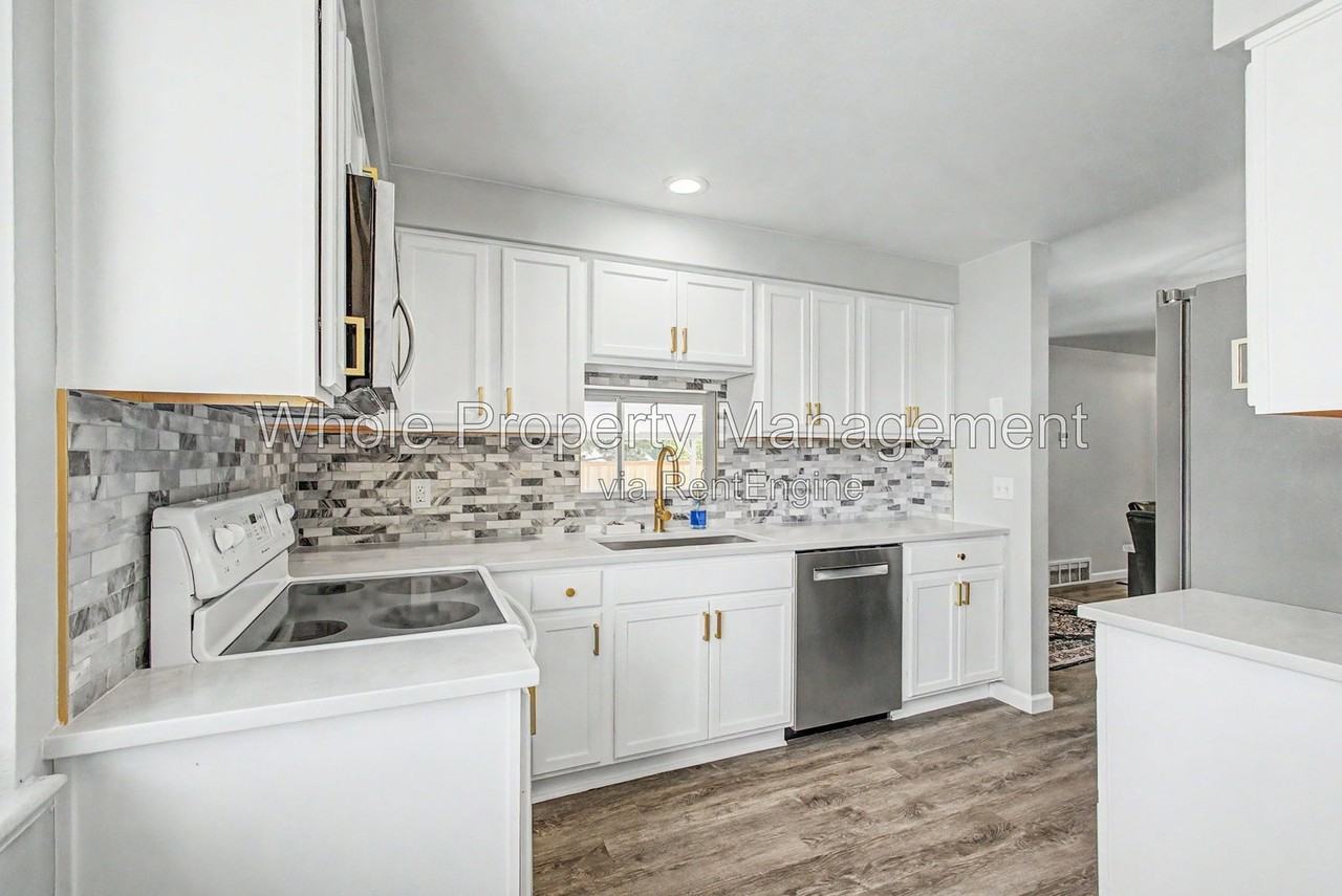 3404 S Clinton Ct - Photo 3 of 29