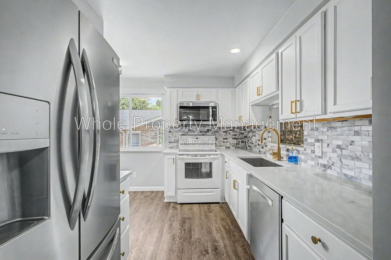 3404 S Clinton Ct - Photo 4 of 29