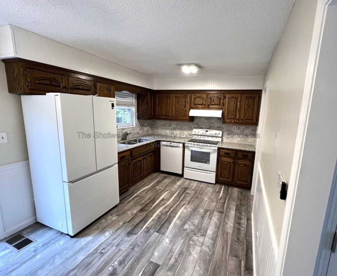 1664 Louisville Rd - Photo 2 of 9