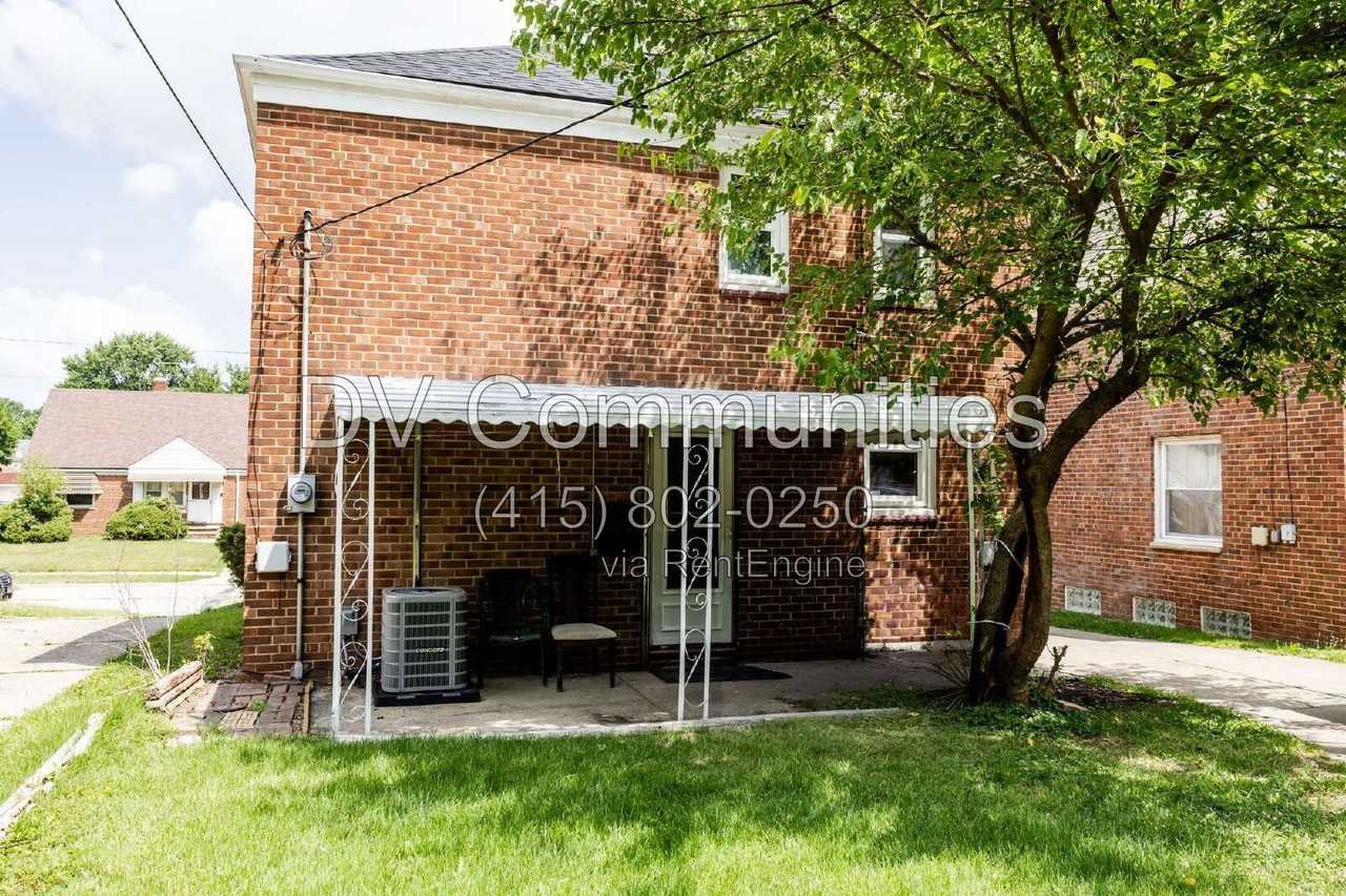 18412 Waterbury Ave - Photo 2 of 19