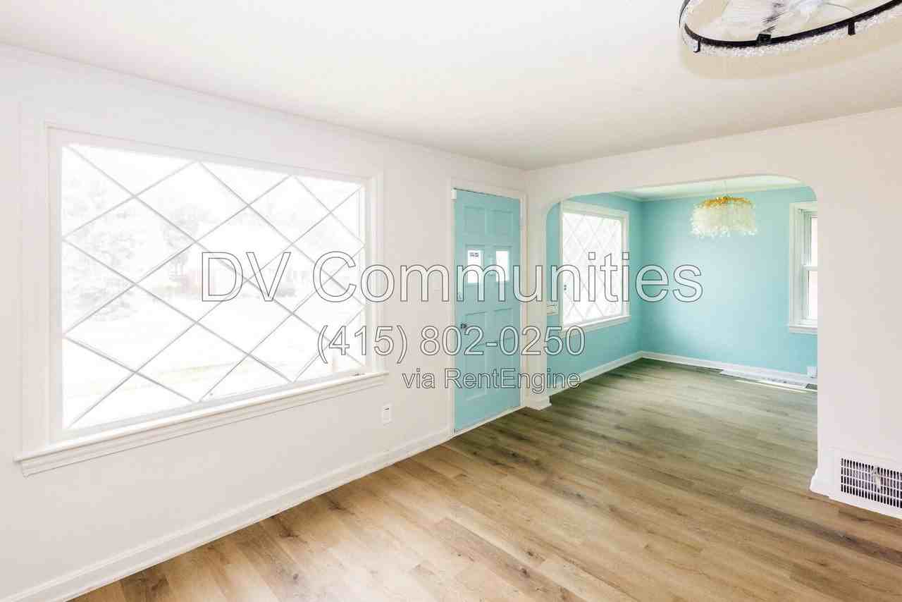 18412 Waterbury Ave - Photo 5 of 19