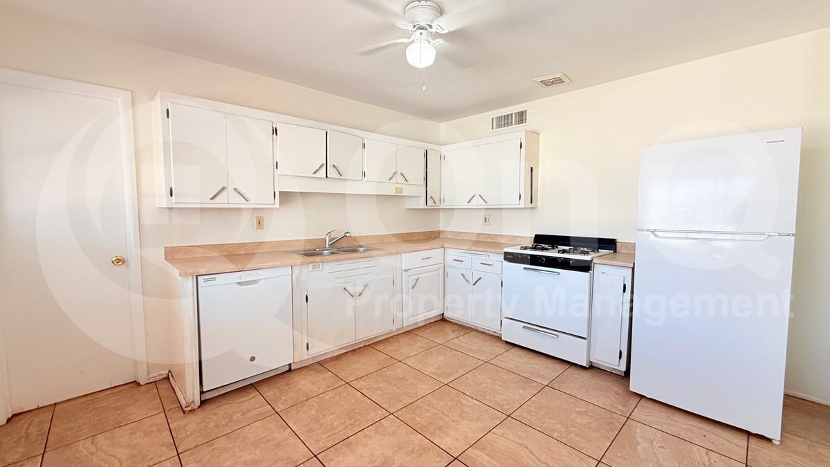 7302 E Lewis Ave - Photo 6 of 24