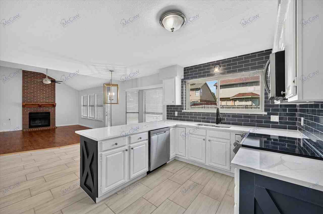 4301 Hudson Ave - Photo 7 of 24