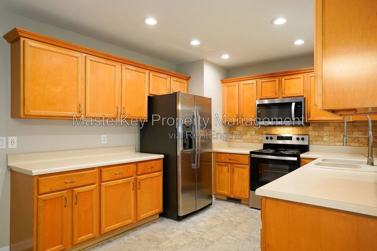 1008 Knighthood Ln - Photo 3 of 33