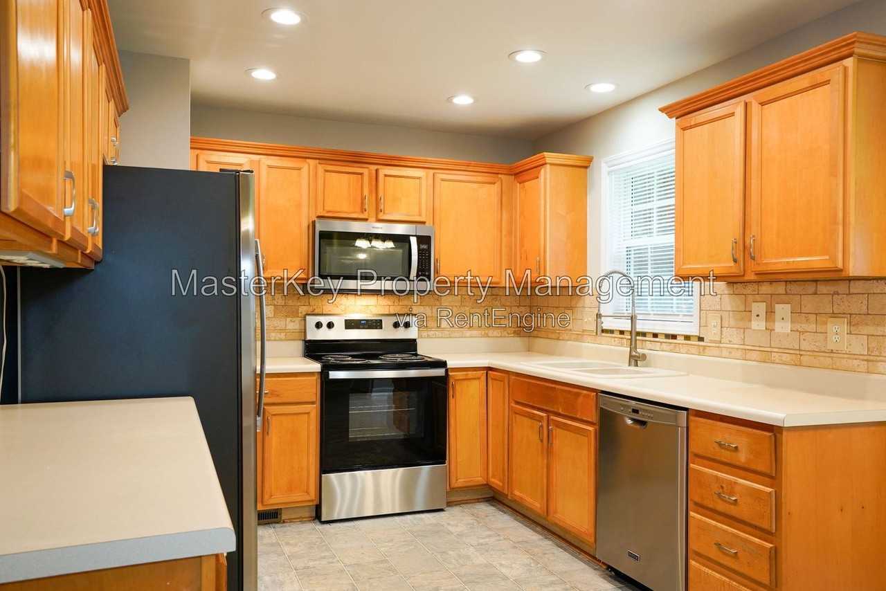 1008 Knighthood Ln - Photo 4 of 33