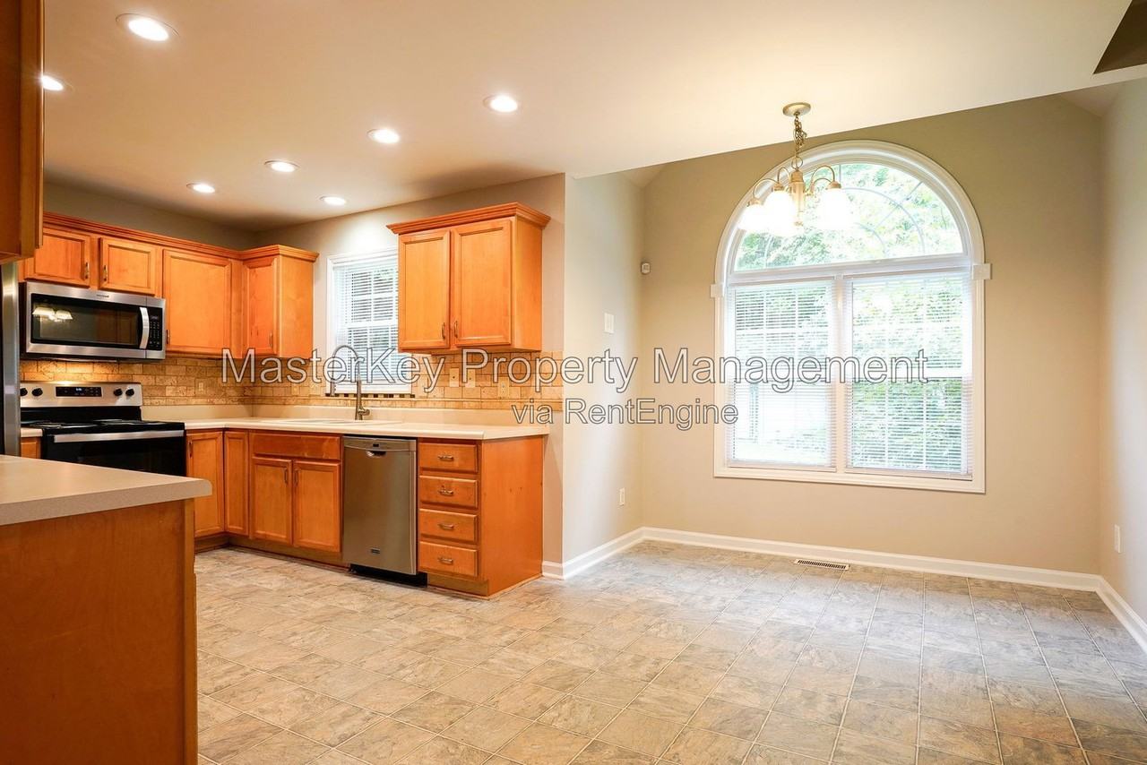 1008 Knighthood Ln - Photo 5 of 33