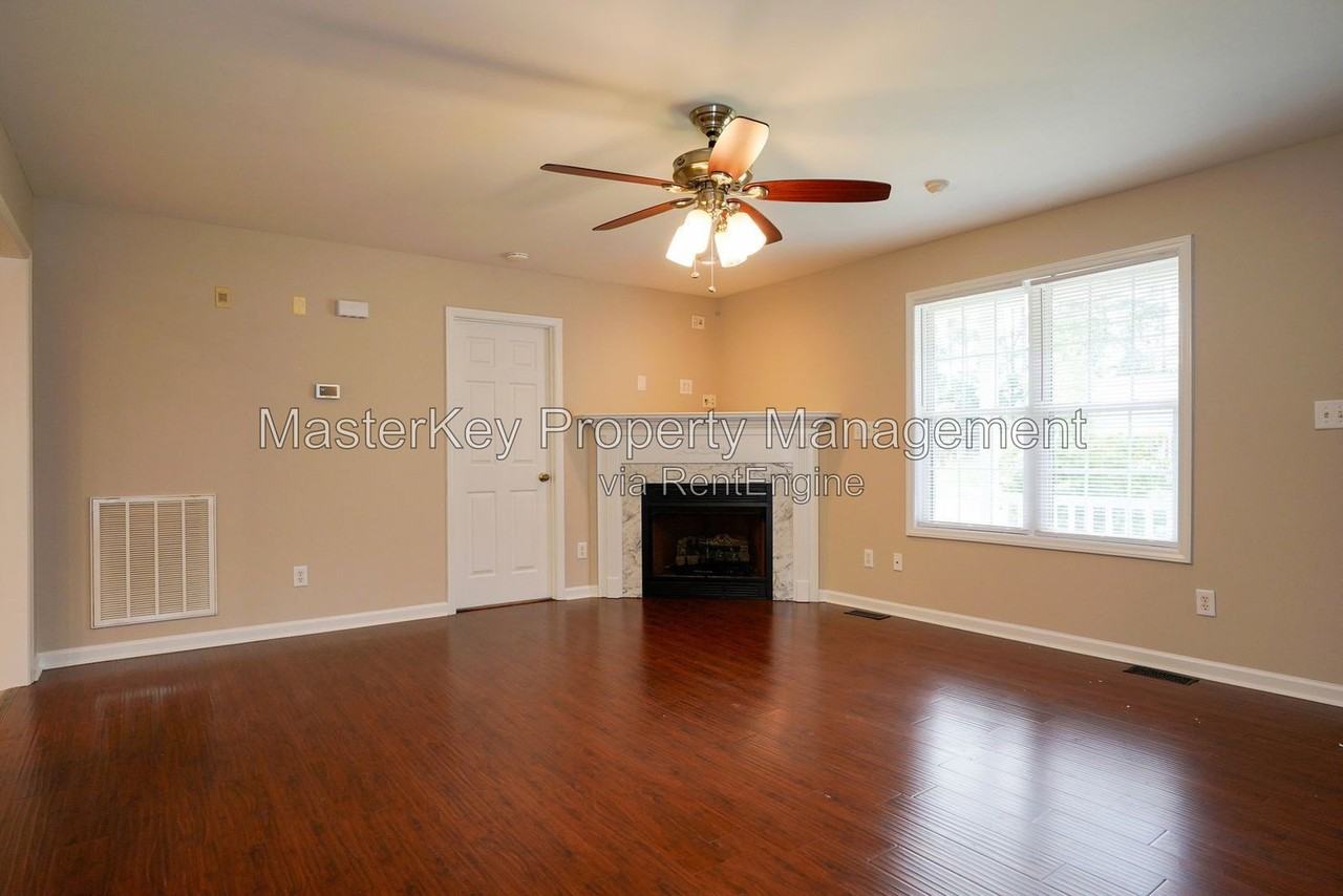 1008 Knighthood Ln - Photo 6 of 33