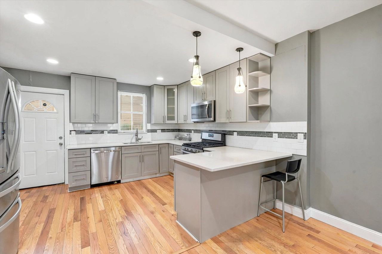 2504 Manton St - Photo 4 of 35
