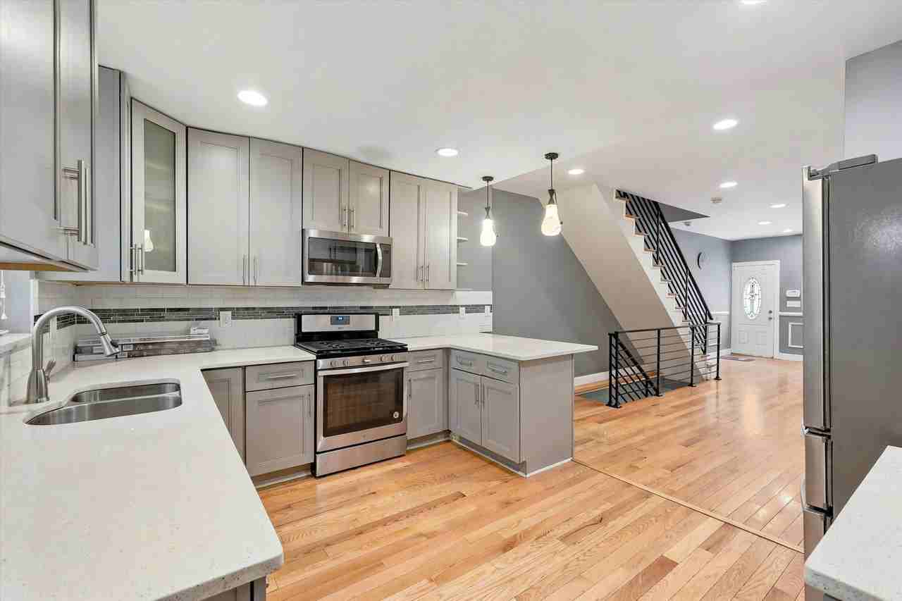 2504 Manton St - Photo 5 of 35