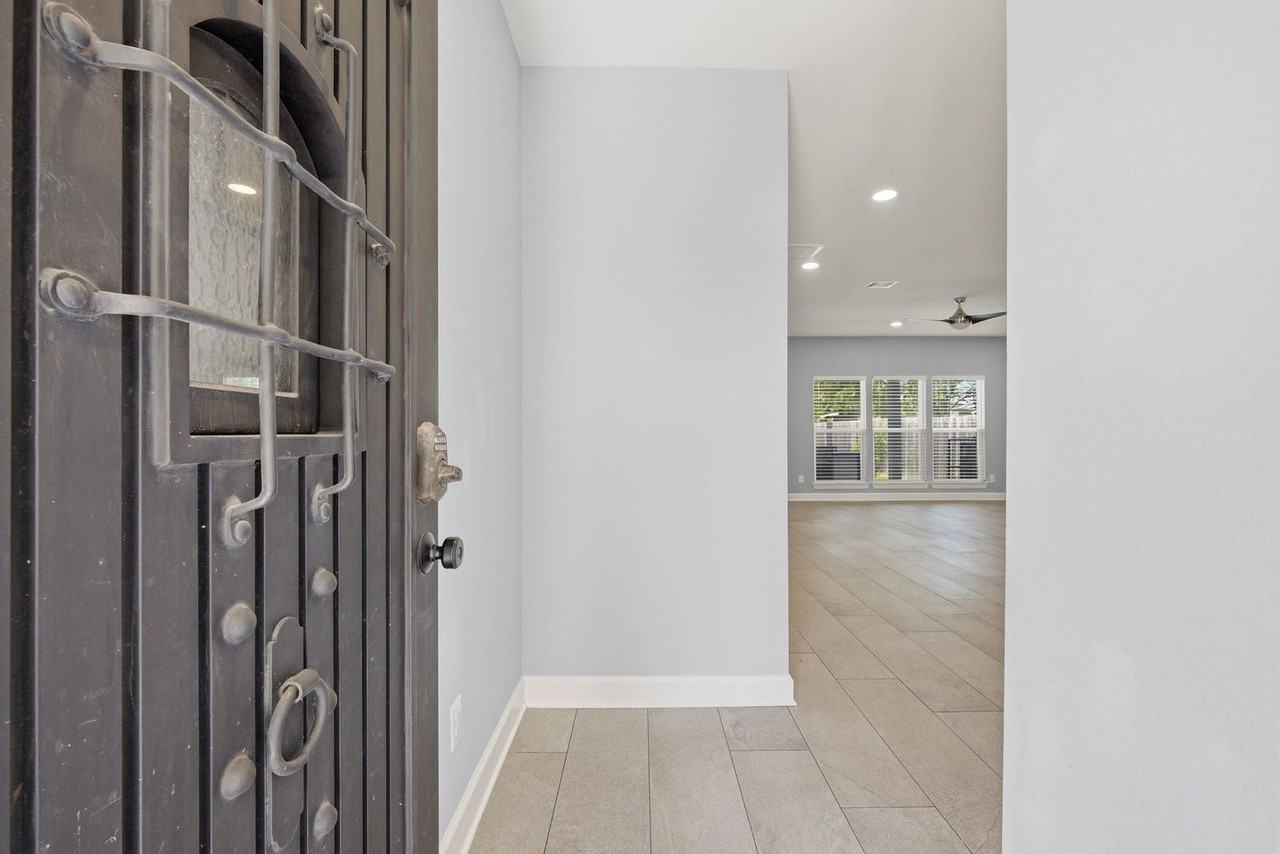 8419 Observatory St - Photo 4 of 26