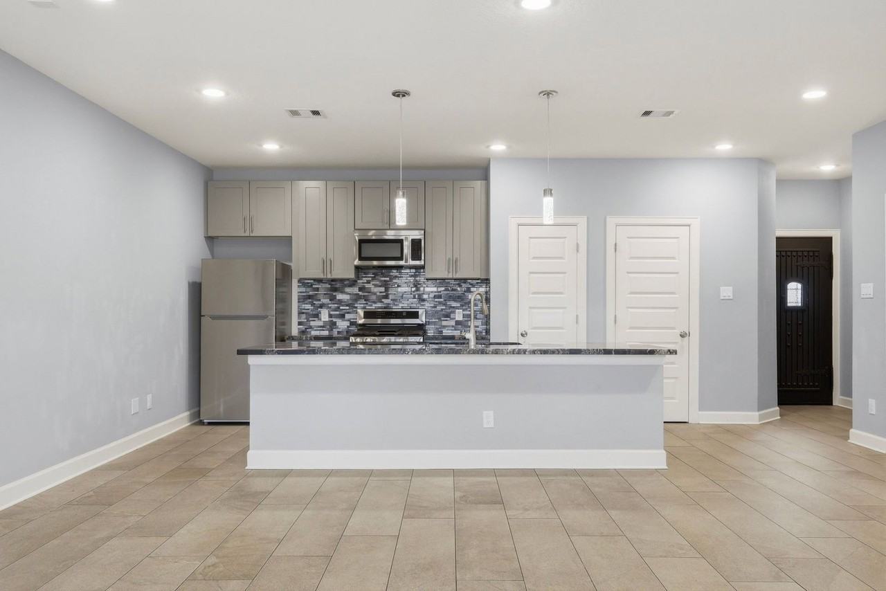 8419 Observatory St - Photo 5 of 26