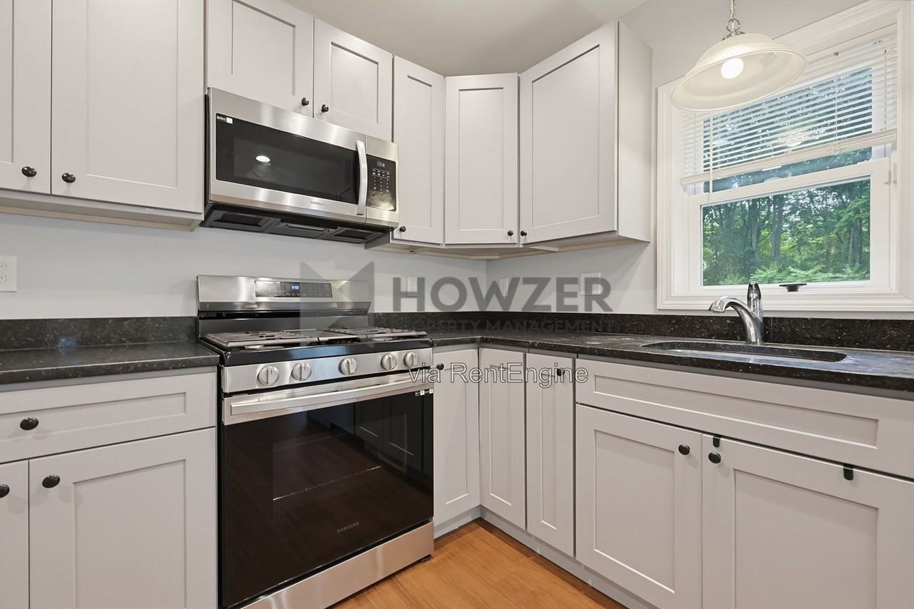 4 Johnson St #B - Photo 2 of 34
