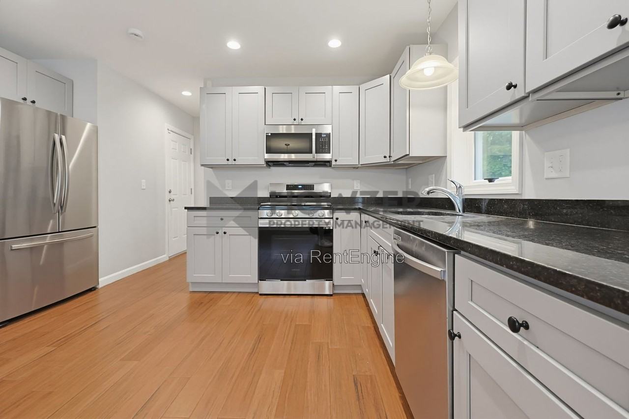 4 Johnson St #B - Photo 3 of 34