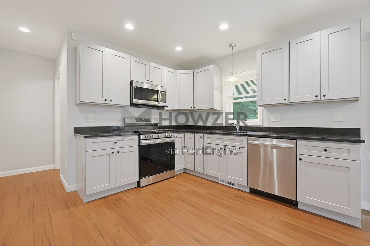4 Johnson St #B - Photo 4 of 34