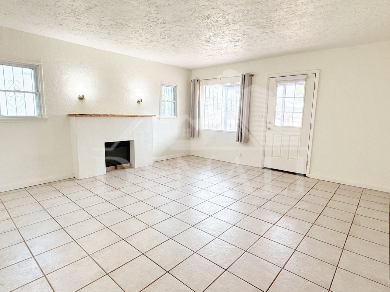 3215 E Willard St #1 - Photo 4 of 18