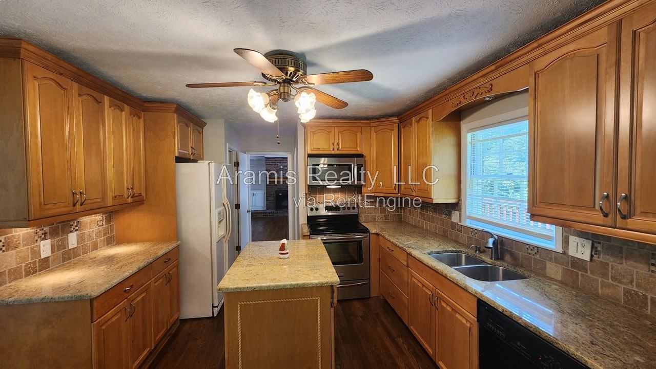 829 Bradford Ct Sw - Photo 2 of 17